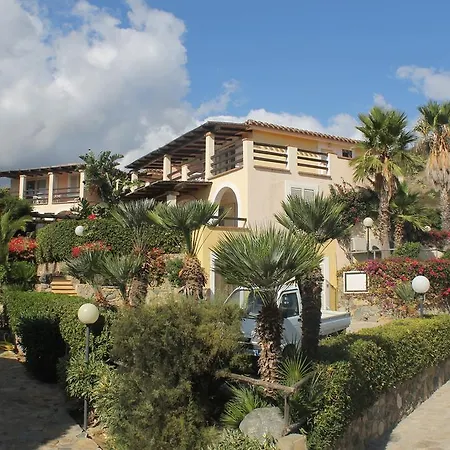 Le Bouganville And فيلاّسيمِيوس
